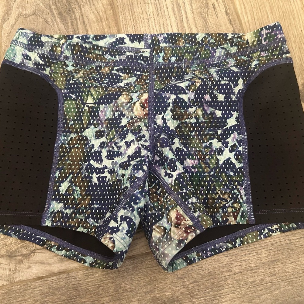 Lululemon pattern mesh biker shorts